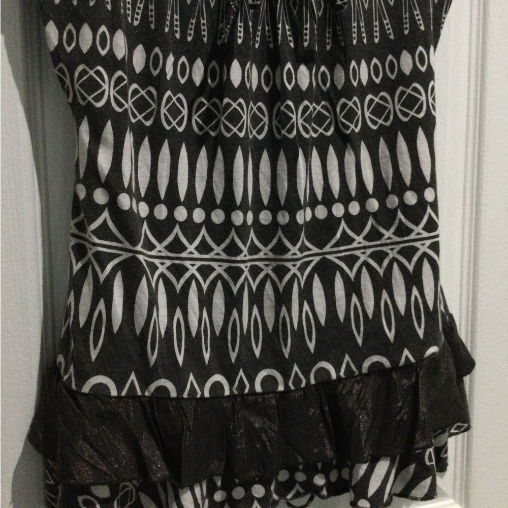 Geometric Sleeveless Top with Ruffled Hem - Picture 5 of 8